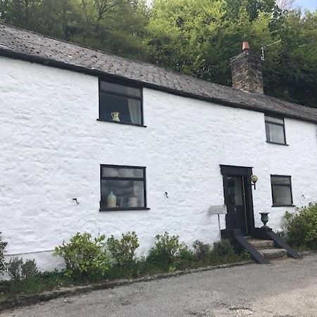 Historic 17Th Century Farmhouse In Wales Gwernymynydd Esterno foto